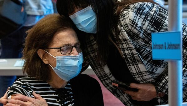 Senhora recebe vacina contra a COVID-19 da farmacêutica Johnson & Johnson em Ohio, EUA, 2 de março de 2021  - Sputnik Brasil