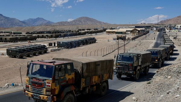 Caminhões militares carregando suprimentos avançam para áreas da região de Ladakh, 15 de setembro de 2020 - Sputnik Brasil