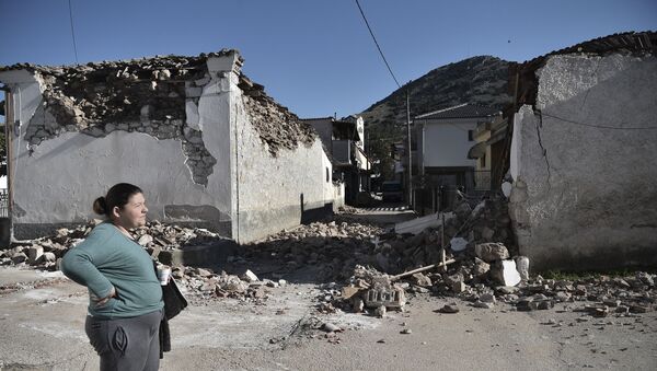 Mulher perto de casa destruída após forte terremoto de magnitude de 6,3 no povoado de Damasi, perto da cidade de Tyrnavos, Grécia, 3 de março de 2021 - Sputnik Brasil