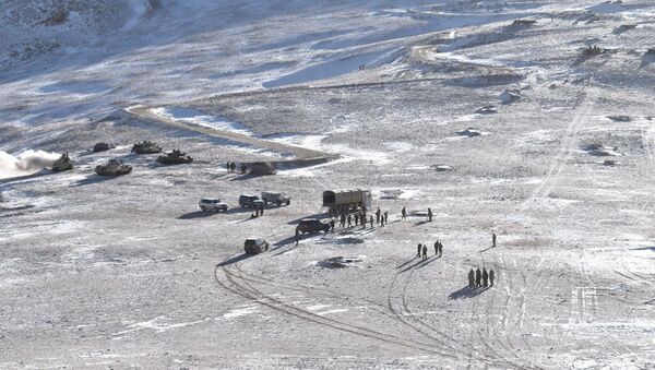 Foto mostra processo de retirada do Exército da Índia e Exército de Libertação Popular da China da área em disputa, região de Ladakh, 16 de fevereiro de 2021 - Sputnik Brasil