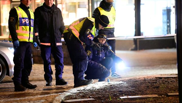 Membros da equipe forense da polícia trabalham em local de ataque com faca onde várias pessoas ficaram feridas em Vetlanda, Suécia, 3 de março de 2021 - Sputnik Brasil