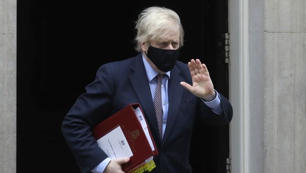 Em Londres, no Reino Unido, o primeiro-ministro britânico, Boris Johnson, deixa a residência oficial em direção ao parlamento, em 3 de março de 2021 - Sputnik Brasil