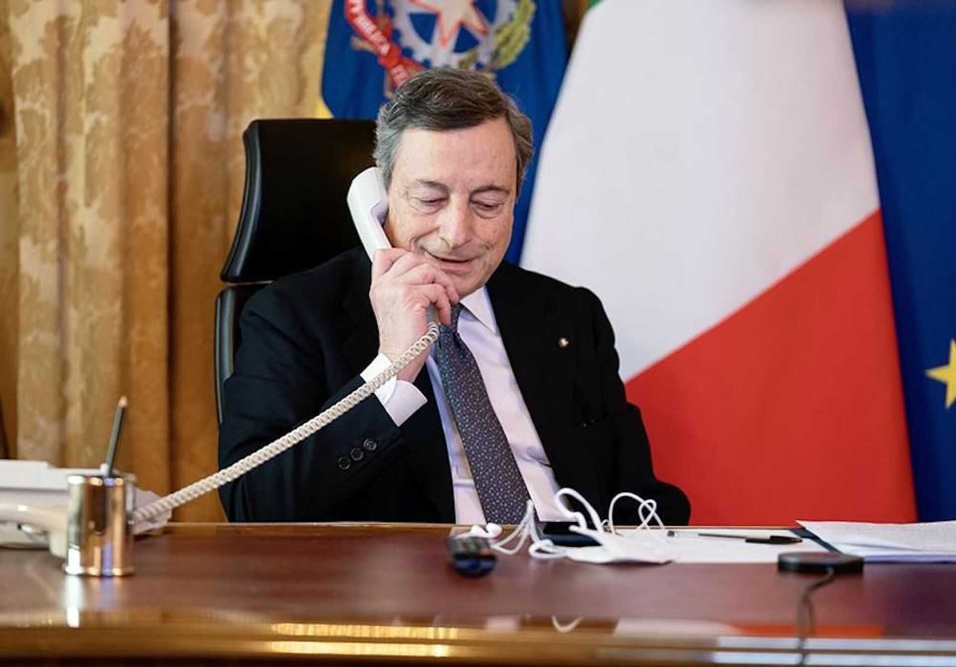 O primeiro-ministro da Itália, Mario Draghi, fala por telefone com Ursula von der Leyen, presidente da Comissão Europeia - Sputnik Brasil, 1920, 15.07.2022