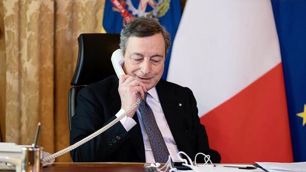 O primeiro-ministro da Itália, Mario Draghi, fala por telefone com Ursula von der Leyen, presidente da Comissão Europeia - Sputnik Brasil
