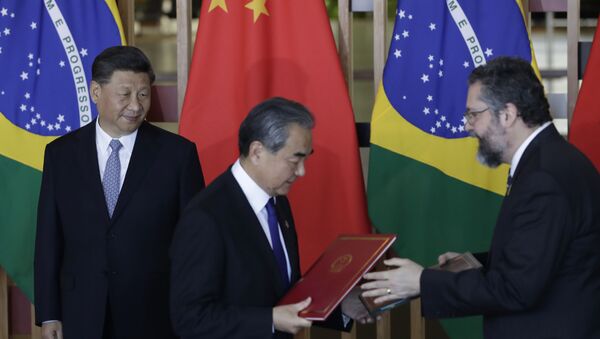 Presidente chinês, Xi Jinping, observa os chanceleres Ernesto Araújo e Wang Yi durante cúpula do BRICS, no Itamaraty, em Brasília - Sputnik Brasil