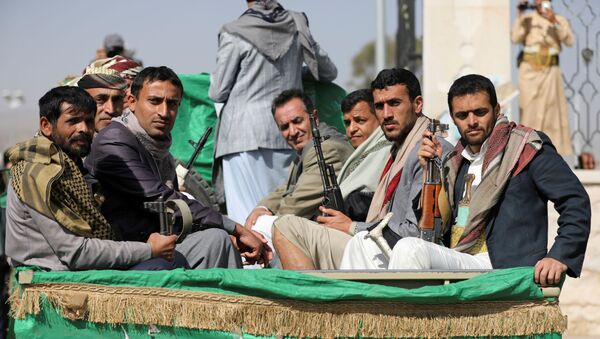 FILE PHOTO: Armed Houthi followers ride on the back of a truck after participating in a funeral of Houthi fighters killed in recent fighting against government forces in Yemen's oil-rich province of Marib, in Sanaa, Yemen February 20, 2021. - Sputnik Brasil