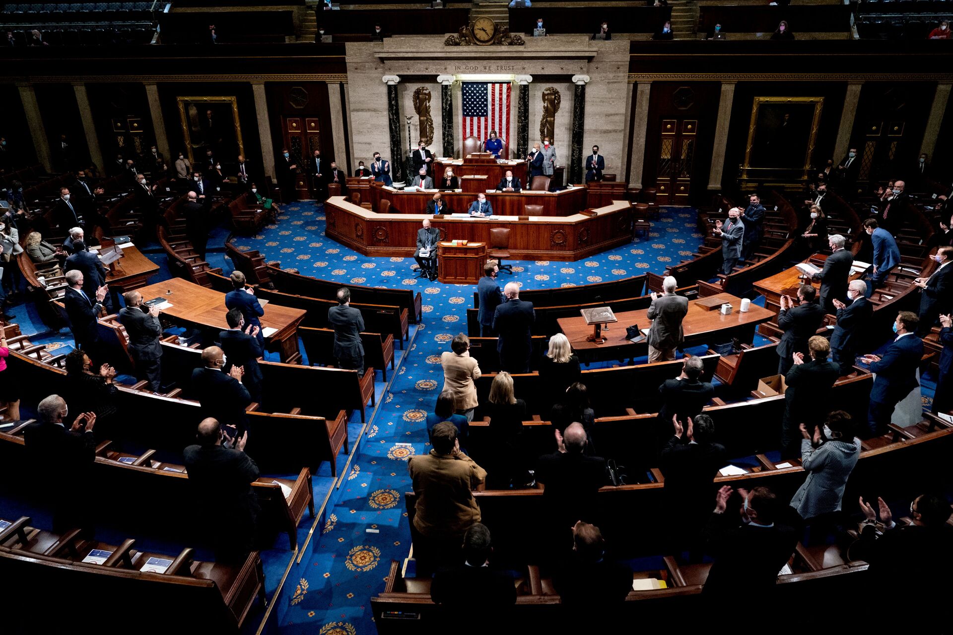 Membros da Câmara dos Representantes norte-americana aplaudem durante sessão em Washington, EUA, 6 de janeiro de 2021 - Sputnik Brasil, 1920, 09.12.2021