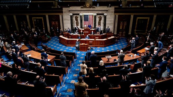 Membros da Câmara dos Representantes norte-americana aplaudem durante sessão em Washington, EUA, 6 de janeiro de 2021 - Sputnik Brasil