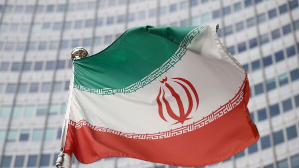 Bandeira do Irã em frente à sede da Agência Internacional de Energia Atômica (AIEA) em Viena, Áustria, 1º de março de 2021 - Sputnik Brasil