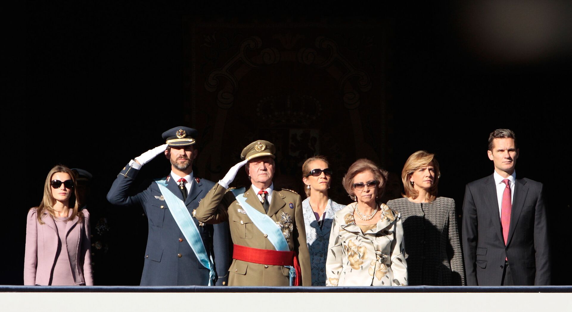 A princesa Letizia Ortiz, o príncipe Felipe da Espanha, o rei Juan Carlos da Espanha, a princesa Elena, a rainha Sofia, a princesa Cristina e seu marido Inaki Urdangarin, a partir da esquerda, assistem a um desfile militar em Madri - Sputnik Brasil, 1920, 29.07.2022