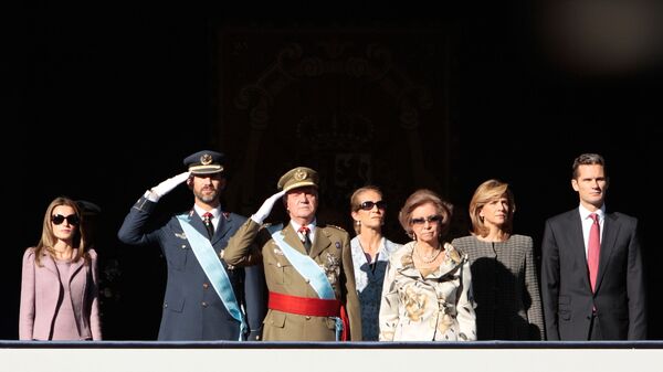 A princesa Letizia Ortiz, o príncipe Felipe da Espanha, o rei Juan Carlos da Espanha, a princesa Elena, a rainha Sofia, a princesa Cristina e seu marido Inaki Urdangarin, a partir da esquerda, assistem a um desfile militar em Madri - Sputnik Brasil