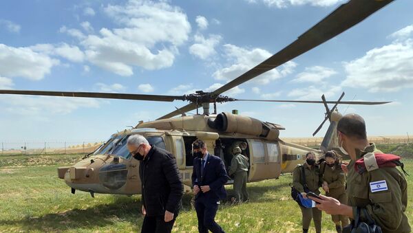 O ministro da Defesa de Israel, Benny Gantz, caminha após descer de um helicóptero durante uma excursão pela área de fronteira de Gaza, no sul de Israel, em 2 de março de 2021 - Sputnik Brasil