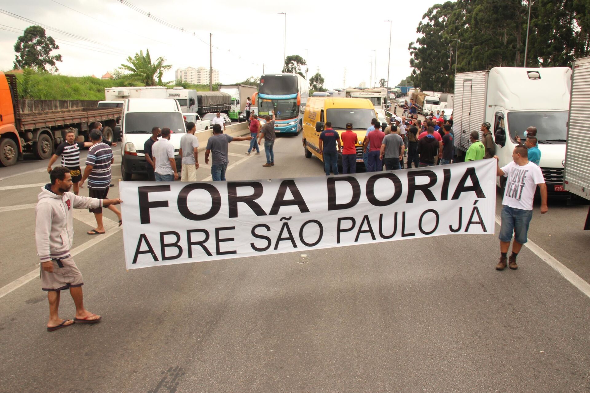 Caminhoneiros realizam protesto e bloqueiam principal via expressa de São Paulo - Sputnik Brasil, 1920, 05.03.2021