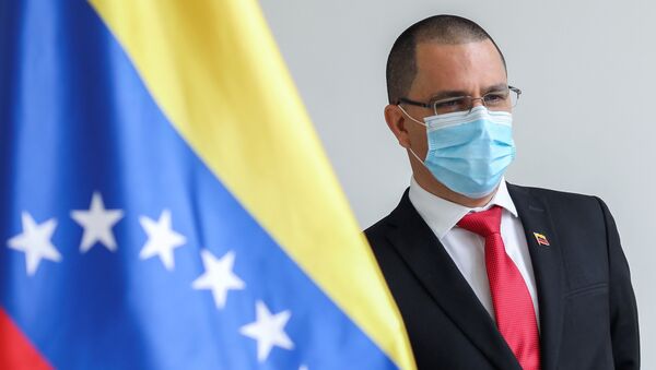 Jorge Arreaza, ministro das Relações Exteriores da Venezuela, ao lado de uma bandeira venezuelana na sede do respectivo ministério em Caracas, Venezuela, 24 de fevereiro de 2021 - Sputnik Brasil