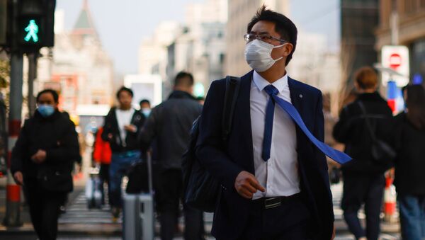 Homem com máscara em rua de Xangai, China, 4 de março de 2021 - Sputnik Brasil