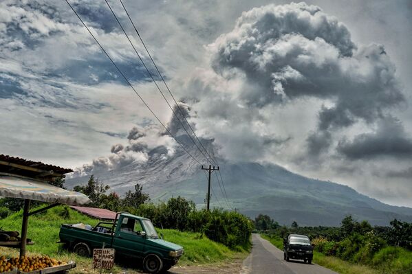 Erupção do vulcão Sinabung na Indonésia, 3 de março de 2021 - Sputnik Brasil
