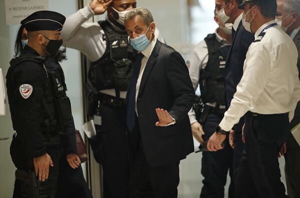 Ex-presidente da França Nicolas Sarkozy chega ao tribunal em Paris, onde foi condenado por corrupção e tráfico de influência, 1º de março de 2021 - Sputnik Brasil