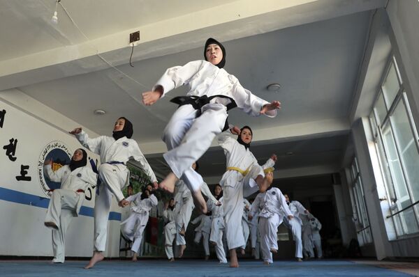 Meninas afegãs praticam taekwondo em Cabul, Afeganistão, 1º de março de 2021 - Sputnik Brasil