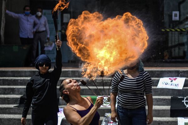Mulheres dão show durante manifestação pela eliminação da violência contra mulheres, cidade do México, México, 2 de março de 2021 - Sputnik Brasil