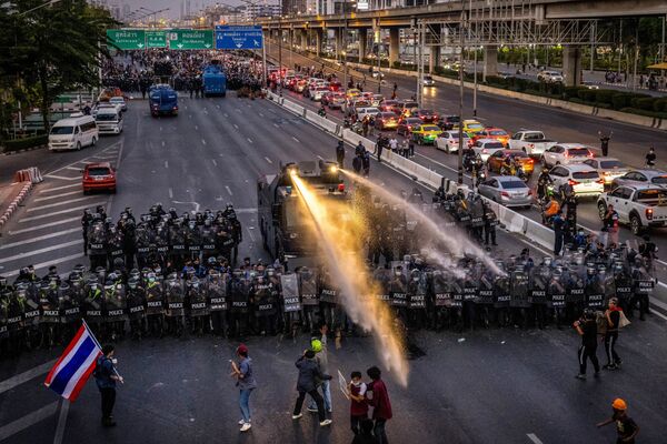 Caminhão com canhão de água mobilizado pela polícia a fim de dispersar manifestantes em Bangkok, Tailândia, 28 de fevereiro de 2021 - Sputnik Brasil