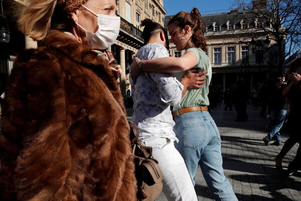 Par dançando tango na praça Colette, Paris, França, 28 de fevereiro de 2021 - Sputnik Brasil