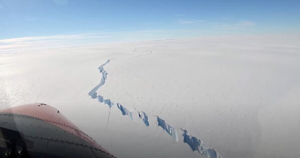 Abismo chamado de Fenda Norte, formado na plataforma de gelo Brunt, é visto na Antártica, 26 de fevereiro de 2021 - Sputnik Brasil