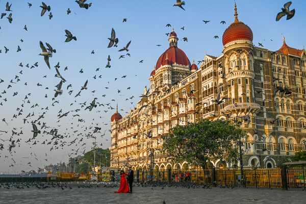 Casal posa para fotos em frente do hotel Taj Mahal em Mumbai, Índia, 4 de março de 2021 - Sputnik Brasil