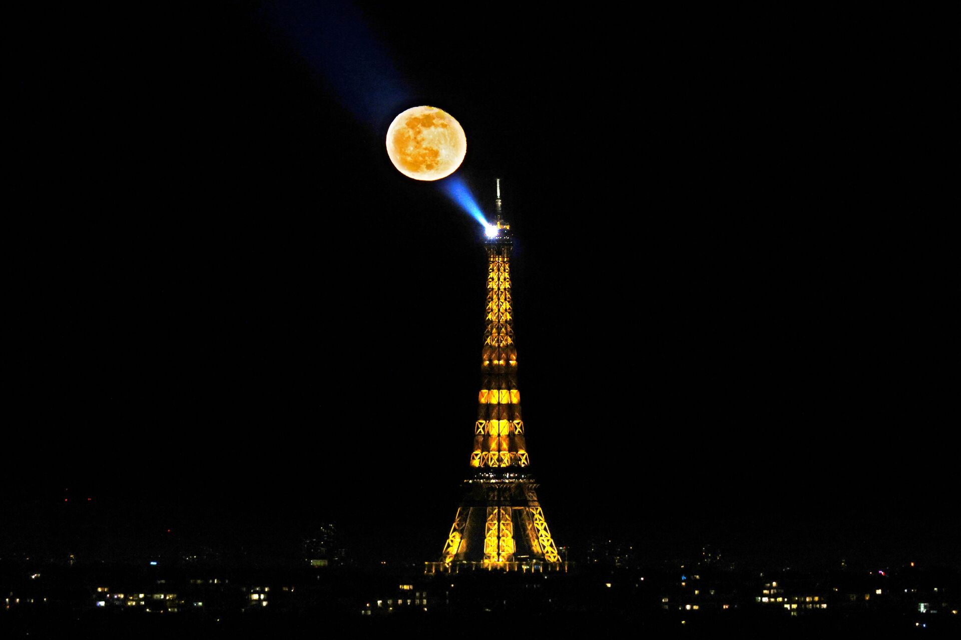 Lua em meio à Torre de Eiffel em Paris, França, 28 de fevereiro de 2021 - Sputnik Brasil, 1920, 17.09.2022