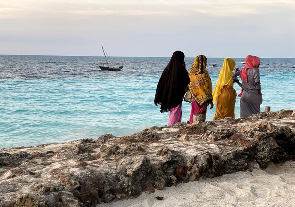 Mulheres na costa da ilha de Zanzibar - Sputnik Brasil