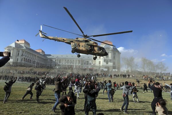 Helicóptero militar em exposição de armamentos no Afeganistão, Cabul, 3 de março de 2021 - Sputnik Brasil