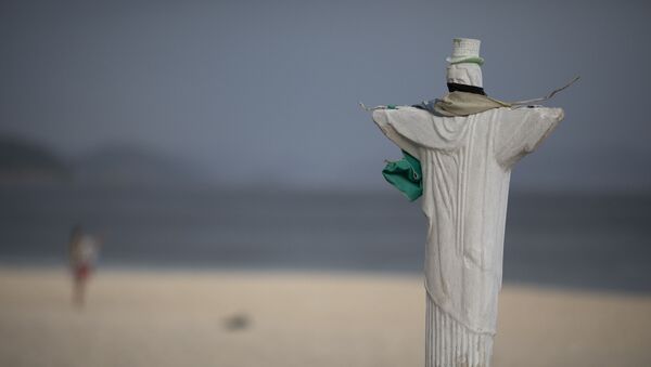 Réplica da estátua de Cristo Redentor usando máscara facial na praia de Copacabana após entrada em vigor de novas medias de contenção da COVID-19, 5 de março de 2021, Rio de Janeiro - Sputnik Brasil