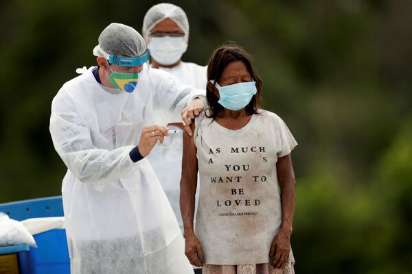 Indígena sendo vacinada contra a COVID-19 com o imunizante Sinovac na aldeia de Santo Atanásio, Amazonas, 3 de março de 2021 - Sputnik Brasil
