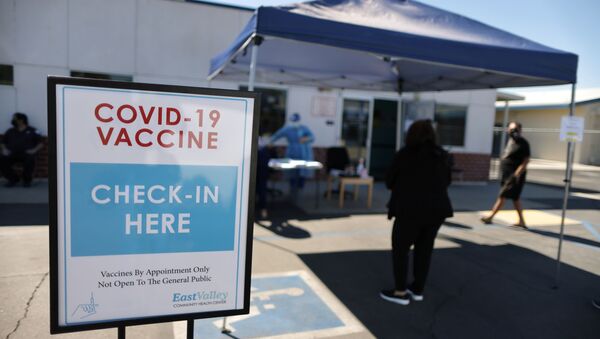 Pessoas prontas para vacinação contra o SARS-CoV-2 no Centro Comunitário de Saúde de East Valley, em La Puente, Califórnia, EUA, 5 de março de 2021 - Sputnik Brasil