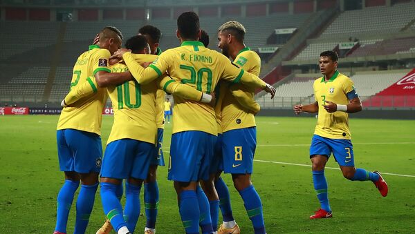 Seleção brasileira comemora gol contra seleção do Peru pelas eliminatórias da Copa do Qatar. - Sputnik Brasil