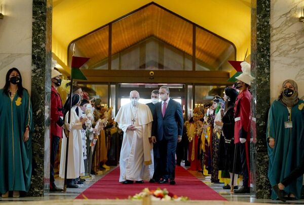 Papa Francisco durante o encontro com o primeiro-ministro do Iraque, Mustafa al-Kadhimi
 - Sputnik Brasil