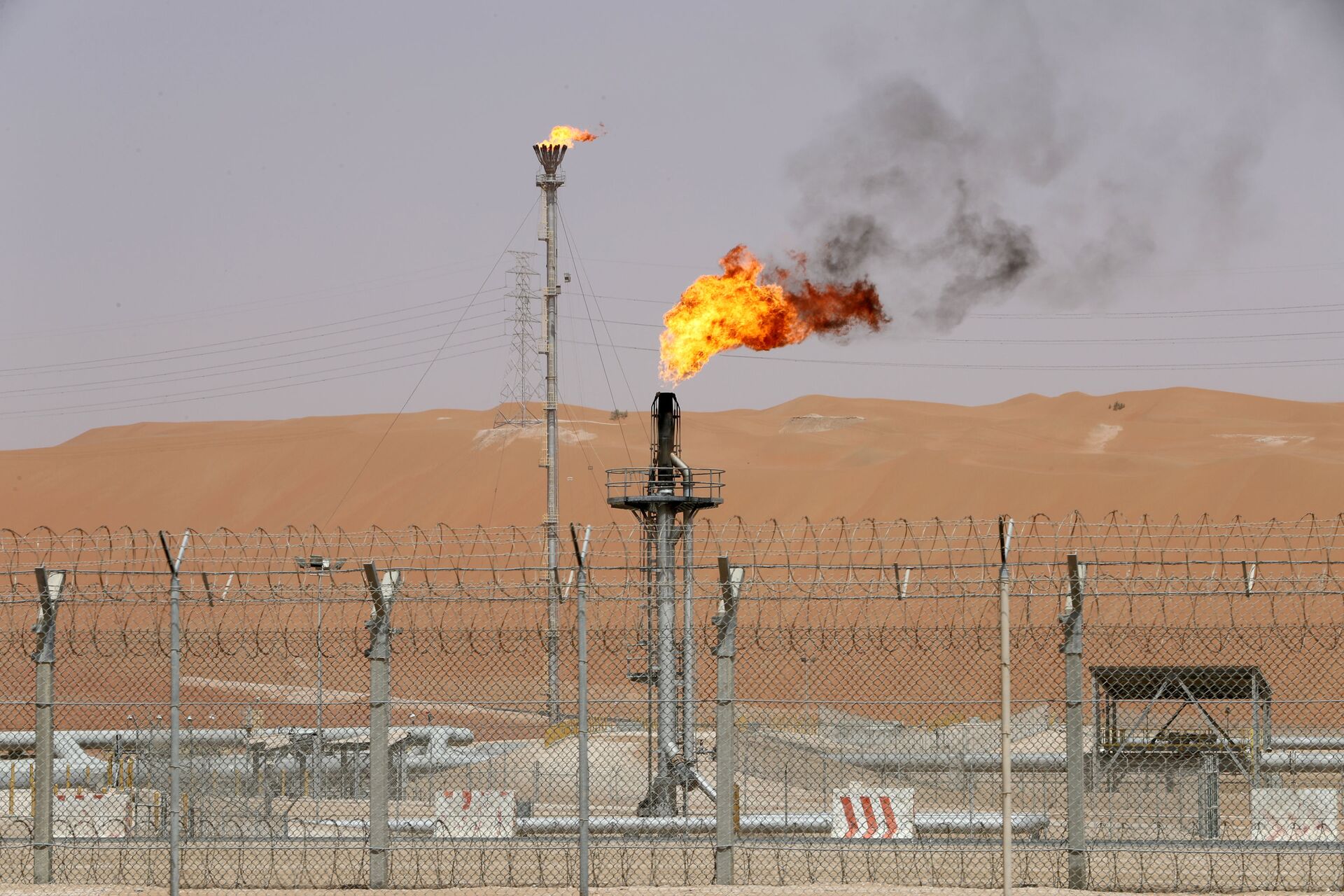 Chamas são vistas nas instalações de produção do campo petrolífero Shaybah da Saudi Aramco, na Arábia Saudita - Sputnik Brasil, 1920, 11.03.2022