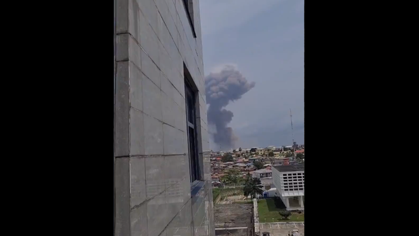 Screenshot de um vídeo mostrando o local de um das explosões que sacudiram a cidade de Bata, na Guiné Equatorial, neste domingo, 7 de março de 2021 - Sputnik Brasil
