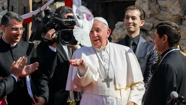 Papa Francisco solta pomba, em gesto que representa a paz, durante missa às vítimas de guerra, em Mossul, Iraque, 7 de março de 2021  - Sputnik Brasil