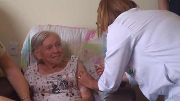 Olinda Bolsonaro, mãe de Jair Bolsonaro, recebe a segunda dose de CoronaVac - Sputnik Brasil