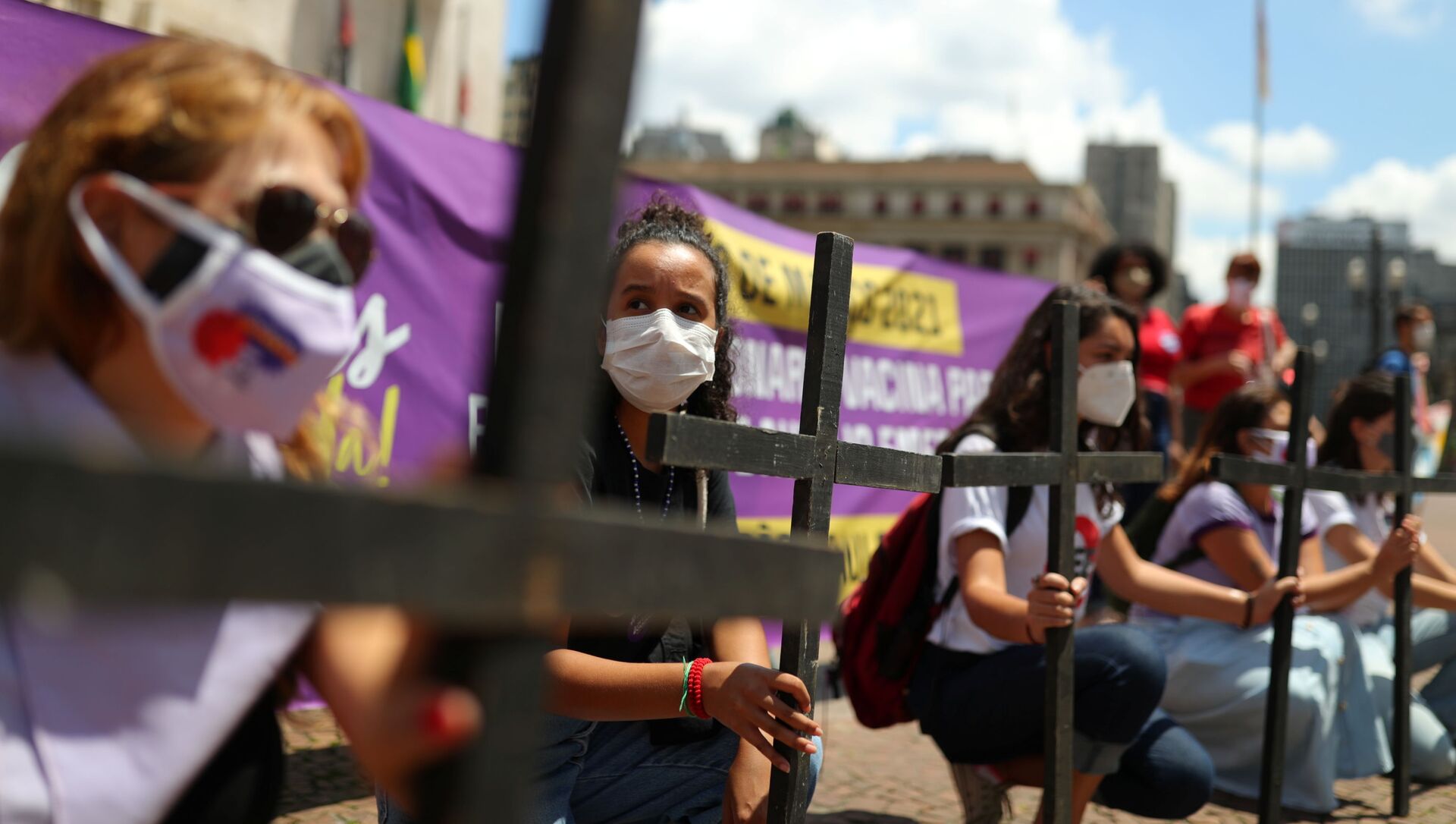 Mulheres seguram cruzes durante protesto contra a resposta do presidente Jair Bolsonaro à pandemia de COVID-19, em São Paulo, 8 de março de 2021 - Sputnik Brasil, 1920, 10.03.2021
