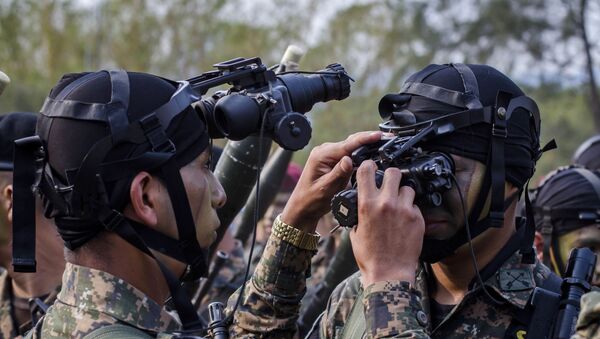 Militares salvadorenhos utilizando óculos de visão noturna (imagem referencial) - Sputnik Brasil