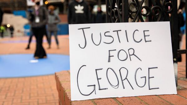 Placa de justiça para George é exibida em manifestação, enquanto a seleção do júri começa em Minneapolis, para o julgamento de Derek Chauvin, ex-policial acusado de matar George Floyd - Sputnik Brasil