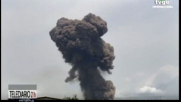 Imagens de televisão mostram a explosão que atingiu uma base militar em Guiné Equatorial - Sputnik Brasil