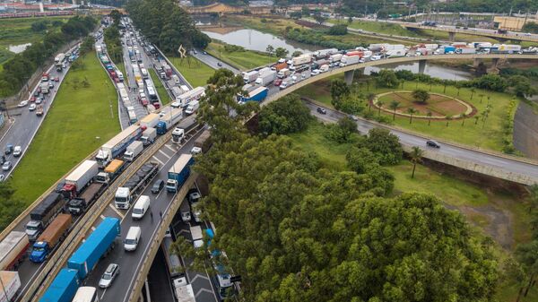 Greve dos caminhoneiros contra a fase vermelha, na rodovia Castelo Branco, na entrada da marginal Tietê, em São Paulo - Sputnik Brasil