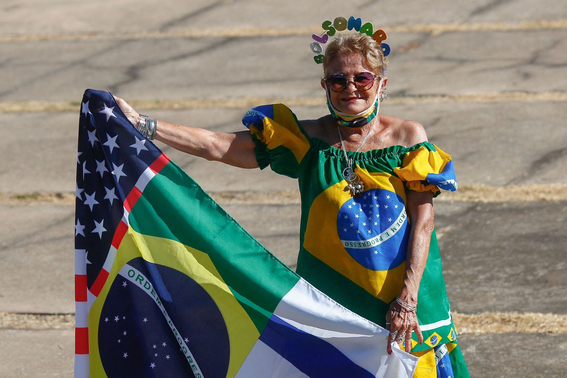 Apoiadora do presidente Jair Bolsonaro segura bandeiras do Brasil, EUA e Israel, durante as celebrações do Dia da Independência, Brasília, 7 de setembro de 2020 (foto de arquivo) - Sputnik Brasil, 1920, 02.11.2023