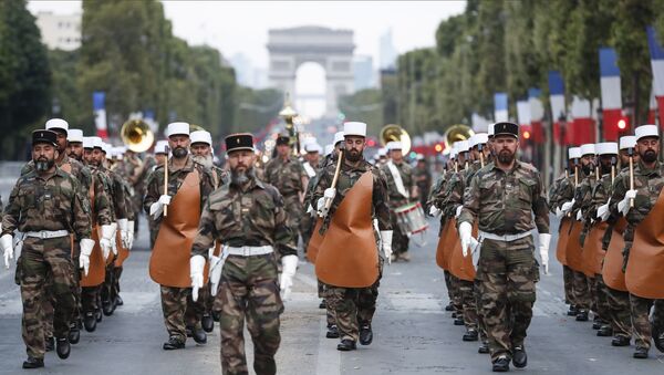 Soldados da Legião Estrangeira Francesa marchando na Champs-Élysées, Paris - Sputnik Brasil