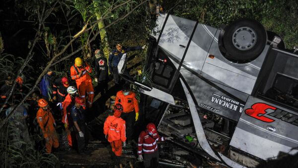 Equipe de resgate trabalha no local do acidente depois que um ônibus caiu em uma encosta em Sumedang, província de Java Ocidental, Indonésia, 10 de março de 2021 - Sputnik Brasil