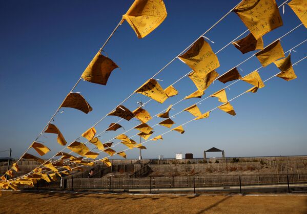 Lenços amarelos são pendurados com mensagens de apoio para as pessoas nas zonas atingidas pelo terremoto de 2011, em Iwaki, prefeitura de Fukushima, Japão, 10 de março de 2021 - Sputnik Brasil