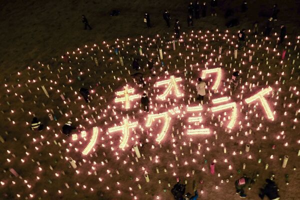Velas acesas em memória às vítimas do terremoto de 2011 em cerimônia lembrando os 10 anos da tragédia, em Futaba, prefeitura de Fukushima, Japão, 10 de março de 2021 - Sputnik Brasil