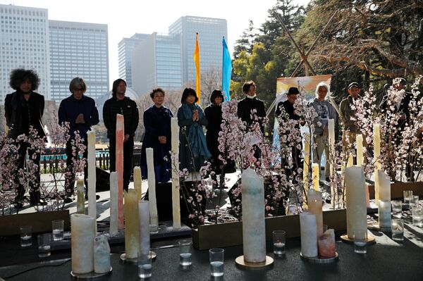 Pessoas fazem minuto de silêncio em memória das vítimas do terremoto de 2011, Tóquio, Japão, 11 de março de 2021 - Sputnik Brasil